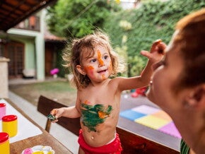 Δακτυλομπογιές: Πώς χρησιμοποιούνται για ατέλειωτη διασκέδαση στο σπίτι
